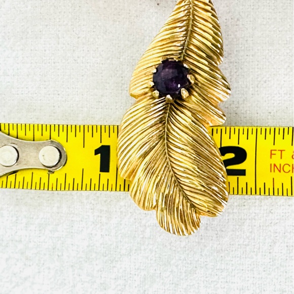 VINTAGE Gold Tone Textured Feather Brooch Pin with Faceted Amethyst Stone - Picture 10 of 10